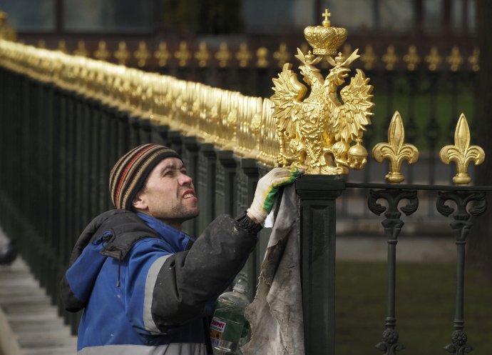 Na prvý pohľad je ruská ekonomika nablýskaná ako dvojhlavá orlica na plote v Petrohrade. Foto - TASR/AP