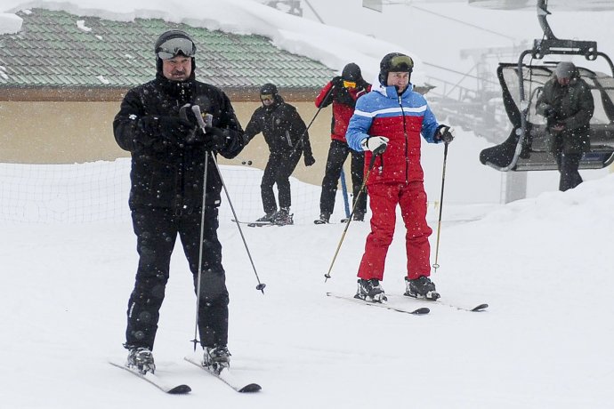 Ruský prezident Vladimir Putin (vpravo) a bieloruský prezident Alexandr Lukašenko počas lyžovačky pri Soči. Foto - TASR/AP