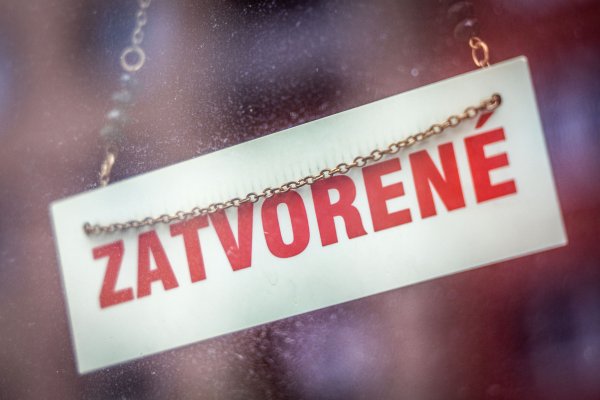 Zákaz nedeľného predaja spája OĽaNO so Smerom, návrh má šancu prejsť parlamentom