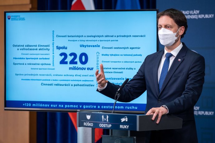Premiér Eduard Heger pre predstavovaní novej schémy pomoci pre cestovný ruch. Foto N - Tomáš Benedikovič