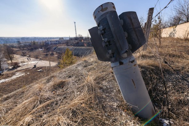 © UNICEF/UN0432351/Getman: Zvyšky rakety ležia zapustené v zemi, v západnej časti filtračnej stanice Lysyčansk, ktorá bola pod silnou paľbou v roku 2014.