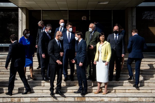 Koalícii ubúda z&nbsp;väčšiny a&nbsp;bez Sme rodina vie vládnuť stále ťažšie, ukázalo aj hlasovanie o dohode s USA (+ grafy)