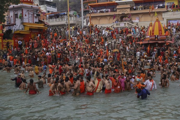 Hinduisti sa počas festivalu Kumbh Méla ponárajú do rieky Ganga, aby zmyli svoje hriechy. Foto: TASR/AP