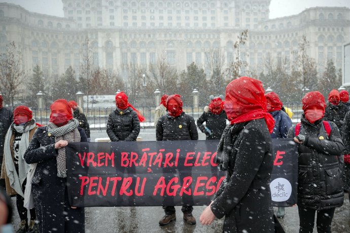 V Rumunsku ženy s červenými závojmi protestovali proti rodovo podmienenému násiliu. Foto: TASR/AP