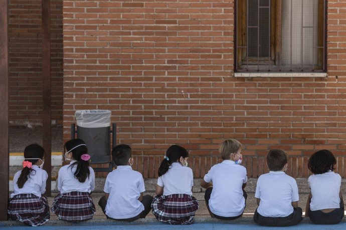Žiaci prvého stupňa na škole v Madride čakajú na umytie rúk. Foto: TASR/AP