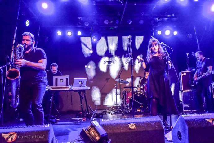 Všetko podstatné o Deadred records na jednej fotke: vpravo šéf vydavateľstva a basgitarista Martin Turzík, za mašinkami Vlado Ďurajka alias Autumnist a za mikrofón nový talent Nina Kohoutová. Foto - Martina Mlčúchová