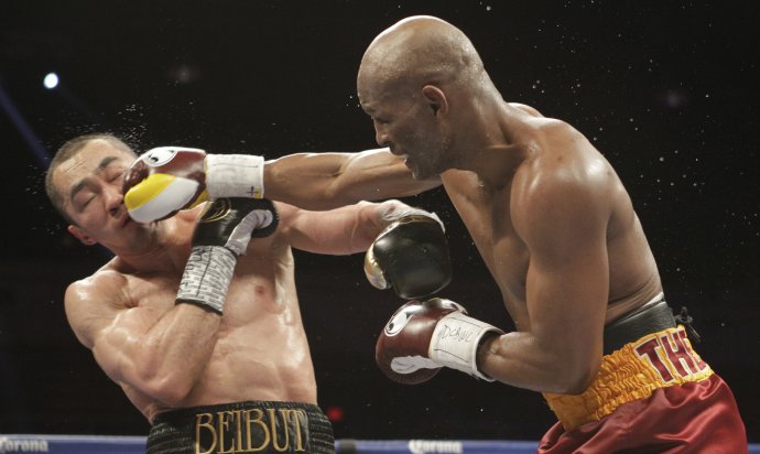 Hopkins (vpravo) a Kazach Beibut Šumenov v boji o titul WBA v poloťažkej hmotnostnej kategórii 20. apríla 2014 vo Washingtone. Foto - TASR/AP