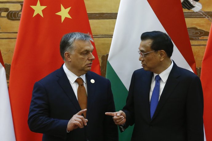 Maďarský premiér Viktor Orbán s čínskym premiérom Li Kche-čchiangom v Pekingu v roku 2017. Foto - TASR/AP