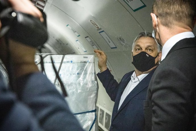 Premiér Viktor Orbán víta čínske vakcíny na letisku v Budapešti. Foto - Facebook/orbanviktor