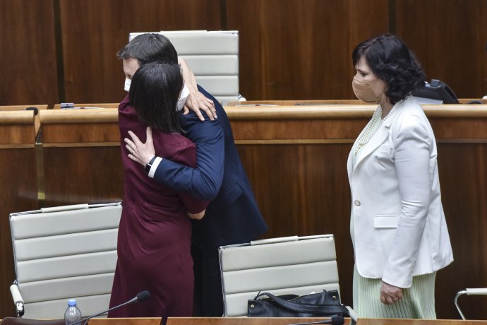 Keď Mária Kolíková (Za ľudí) v parlamente ustála odvolávanie, premiér Eduard Heger (OĽaNO) ju objal, čím jej vyjadril podporu. Foto - TASR