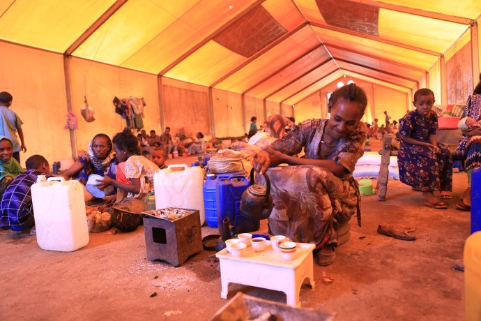 Negesti Mebrahau odišla zo svojho domova v dôsledku konfliktu, v tábore pre utečencov žije s troma deťmi. Foto - UNICEF Ethiopia/2021/ Nahom Tesfaye