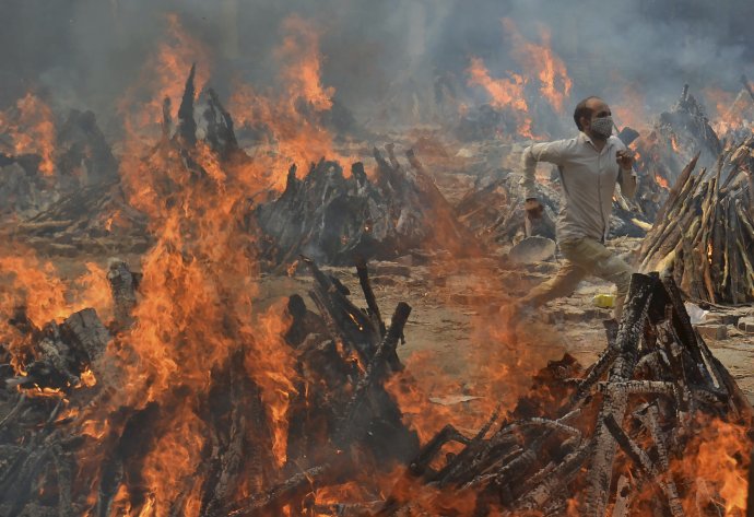 Spaľovanie indických obetí covidu-19. Foto - TASR/AP