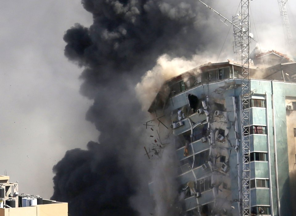 Budovu, kde sídlili aj médiá, zničil izraelský nálet. Foto - TASR/AP