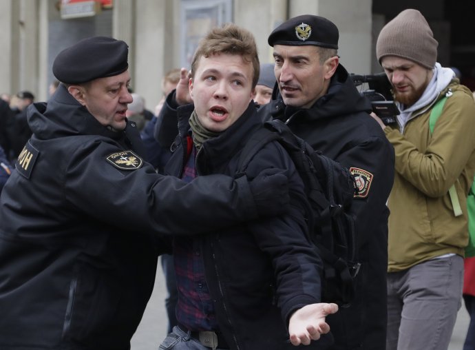 Journalist Raman Pratasevic, center, detained by Belarus police in March 2017 in Minsk, Belarus. Foto - tasr/ap