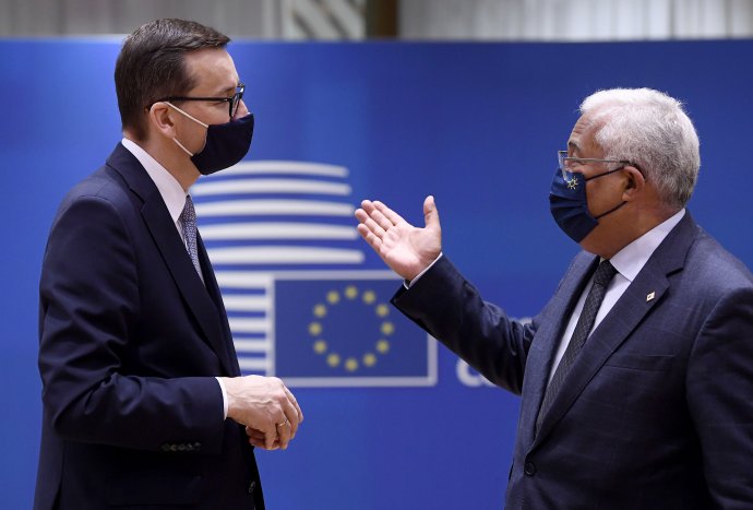 Poľský premiér Mateusz Morawiecki a predseda vlády predsedajúceho Portugalska António Costa. Foto - TASR/AP