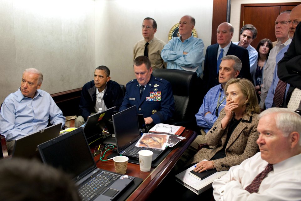 Prezident Barack Obama, americký viceprezident Joe Biden a americká ministerka zahraničných vecí Hillary Clintonová sledujú spolu s ostatnými členmi národného bezpečnostného tímu v priamom prenose zásah proti bin Ládinovi. Foto - archív TASR/AP