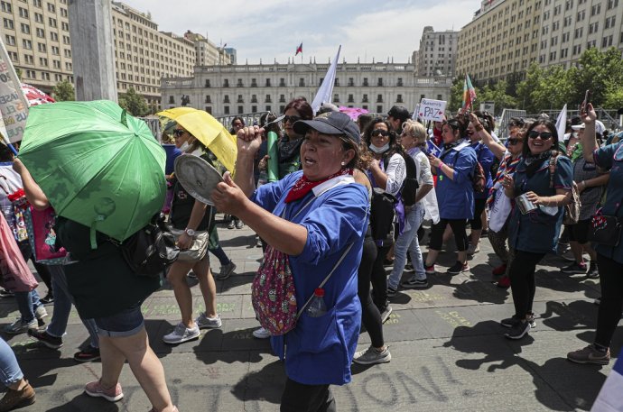 Demonštrácie v Čile, ktoré sa začali v októbri 2019 a viedli k vyhláseniu referenda o novej ústave. Foto – TASR/AP