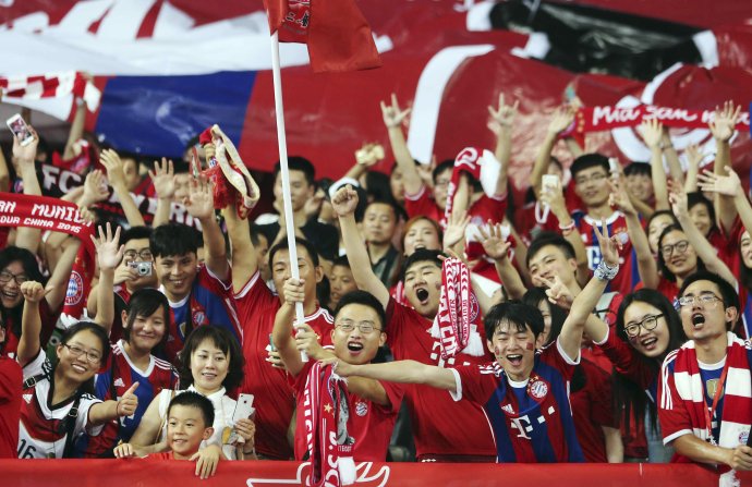 Čínski fanúšikovia v Šanghaji počas prípravného zápasu medzi Bayernom Mníchov a Interom Miláno. Foto - TASR/AP