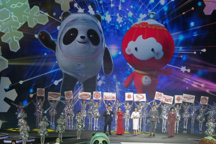 Panda Bing Dwen Dwen a lampión Shuey Ron Ron sú maskotmi zimnej olympiády 2022. Foto - TASR/AP