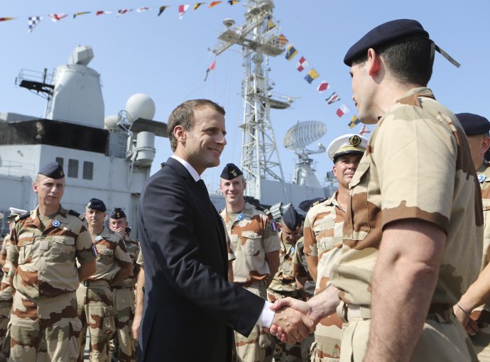 Francúzsky prezident Emmanuel Macron s vojakmi počas návštevy na námornej základni v Abú Zabí. Foto - TASR/AP