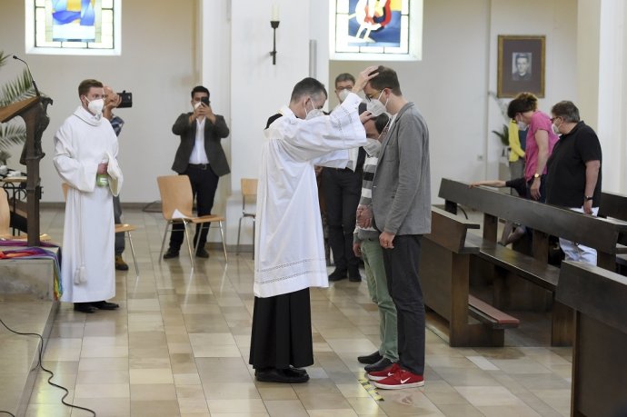 Vikár Wolfgang Rothe požehnáva homosexuálnemu páru v koordinovanej akcii nemeckej liberálnej katolíckej vetvy. Foto - TASR/AP