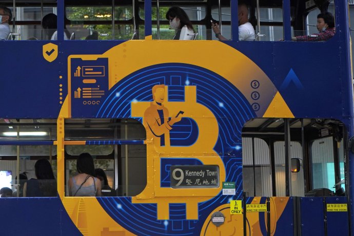 Reklama na bitcoin v Hongkongu. Foto - TASR/AP