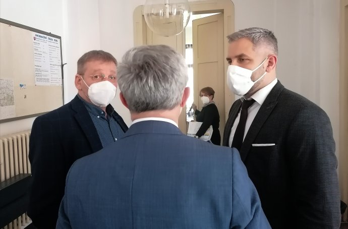 Odsúdený advokát Kuric (vľavo), jeho právnik (vpravo) a chrbtom je prokurátor. Foto N – Daniel Vražda
