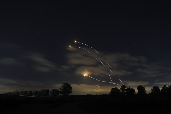 Izraelský protiraketový systém Železná kopula zachytáva rakety Hamasu z Pásma Gazy. Foto - TASR/AP