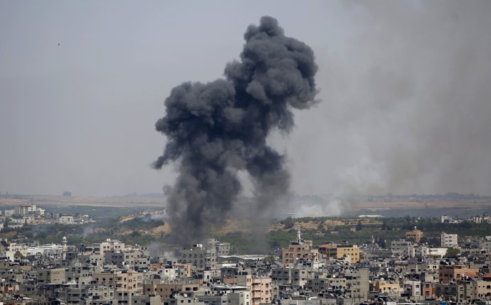 Dym stúpa po izraelskom leteckom útoku v Pásme Gazy. Foto - TASR/AP