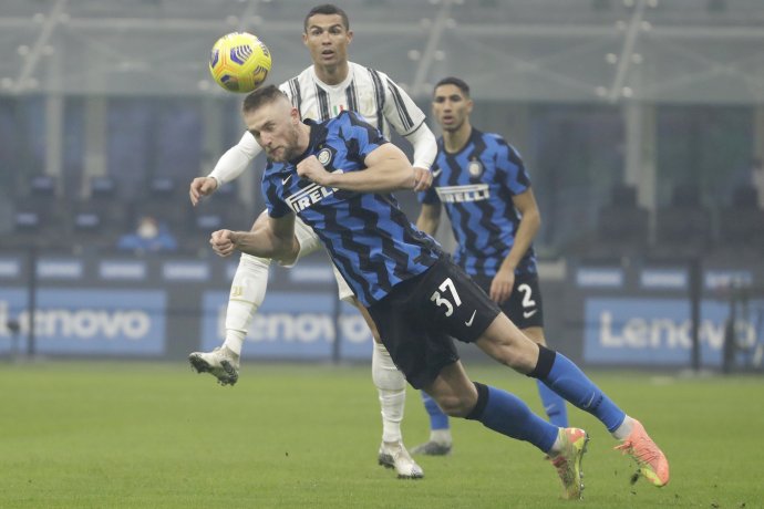 Milan Škriniar v súboji s Cristianom Ronaldom. Foto - TASR/AP