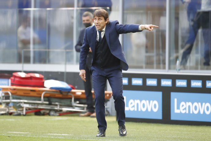 Antonio Conte je vysnívaným trénerom šéfa SSC Neapol.. Foto - TASR/AP