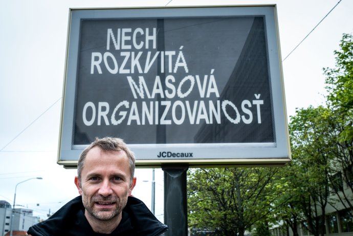 Michal Kaščák pred plagátom turné Bez ladu a skladu, ktoré sa muselo odložiť na rok 2022 rovnako ako klasická Pohoda. Foto N - Vladimír Šimíček