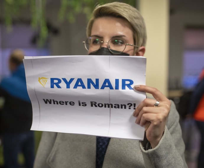 Ryanair, kde je Raman? Po kritike írska spoločnosť vyhlásila, že už nebude lietať nad Bieloruskom. Foto - TASR/AP
