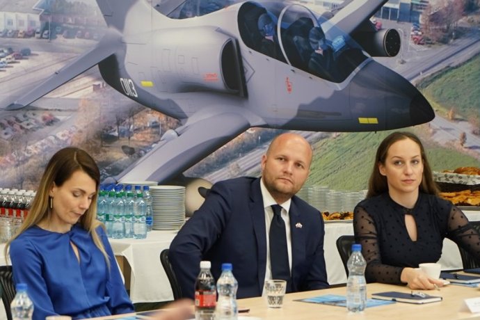 Minister Naď so spolupracovníkmi navštívil fabriku Aero Vodochody v júni 2020. Foto - Facebook Jaroslava Naďa