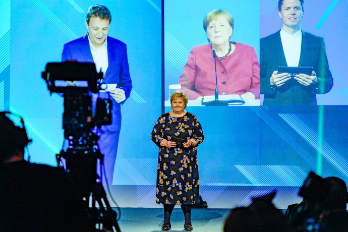 Nórska premiérka Erna Solbergová počas oficiálneho otvorenia NordLinku komunikuje s nemeckou kancelárkou Angelou Merkelovou. Foto - AP