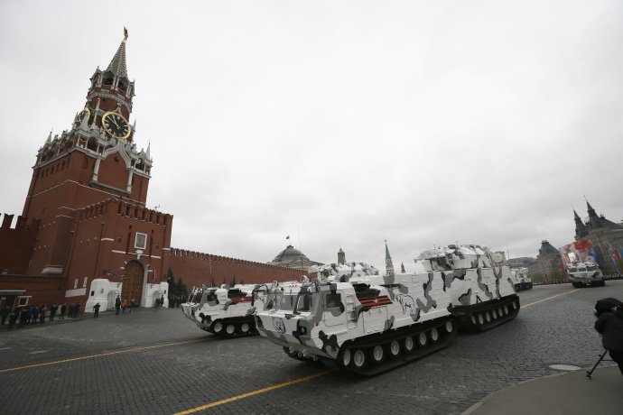 Ruské vojenské vozidlá určená na nasadenie v Arktíde počas prehliadky v Moskve v roku 2017. Foto - TASR/AP