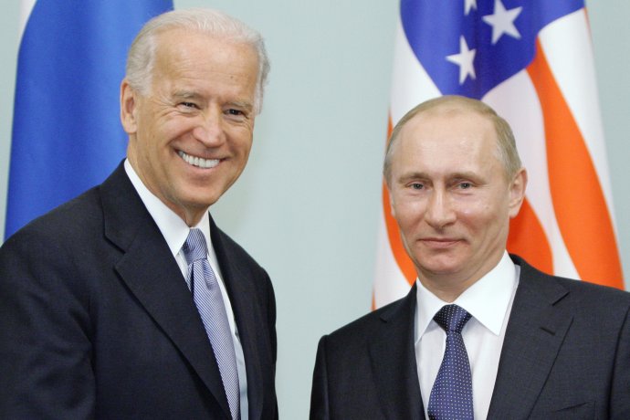 Biden a Putin v roku 2011. Foto - TASR/AP