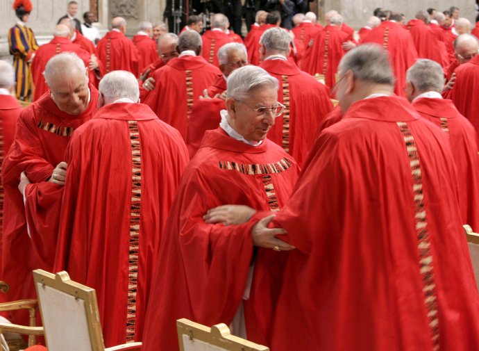Kardináli si dávajú znak pokoja 18. apríla na bohoslužbe v Bazilike sv. Petra vo Vatikáne pred odobratím sa do Sixtínskej kaplnky v popoludňajších hodinách. Foto – TASR/AP