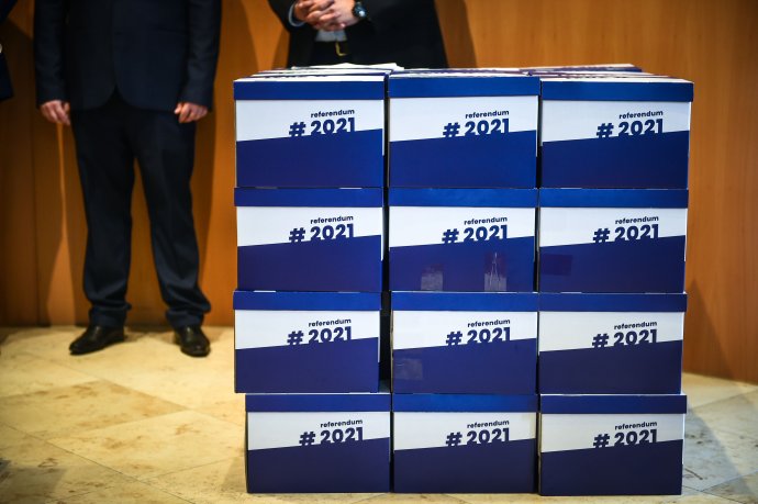 Petičné hárky s referendom za predčasné voľby, ktoré v roku 2021 podpísali státisíce ľudí. Foto N - Vladimír Šimíček