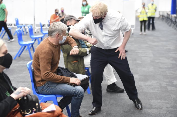 Boris Johnson odkazuje ľuďom, aby boli opatrní aj napriek tomu, že vláda uvoľňuje opatrenia. Foto - TASR/AP