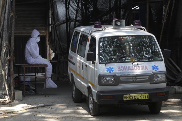 Oddychujúci zdravotník v indickom Bombaji. Foto - TASR/AP