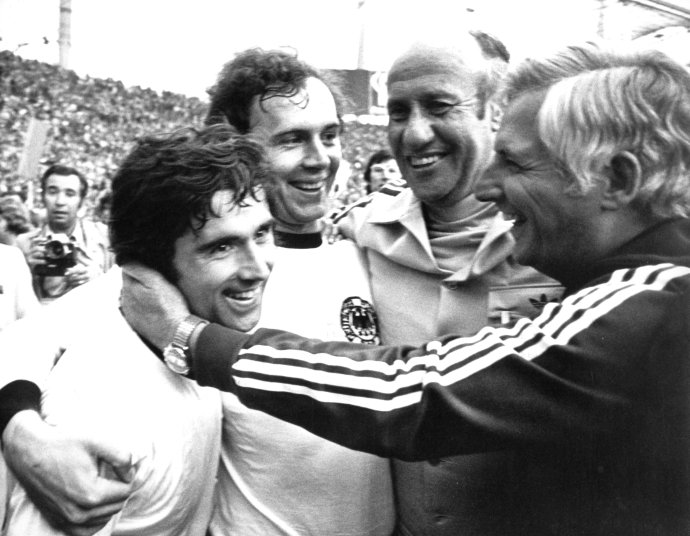 Gerd Müller (vľavo), tréner Helmut Schön (druhý sprava), jeho asistent Jupp Derwall (vpravo) a kapitán Franz Beckenbauer (druhý zľava) sa tešia po výhre 2:1 nad Holandskom vo finále MS 1974. Foto - TASR/AP