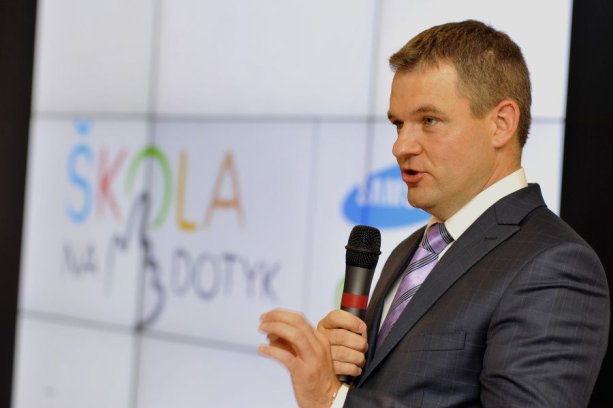 Tablety do škôl sľuboval už v roku 2014 vtedajší štátny tajomník ministerstva financií Peter Pellegrini z pozície Digitálneho lídra SR | Foto – techbox.dennikn.sk