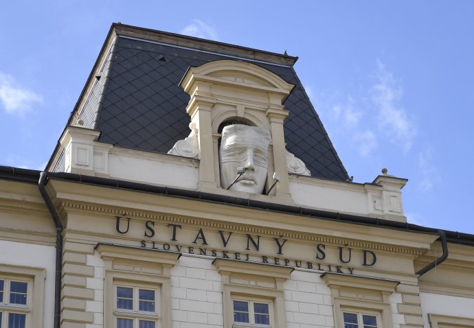 Budova Ústavného súdu v Košiciach a socha Justície. Foto - TASR