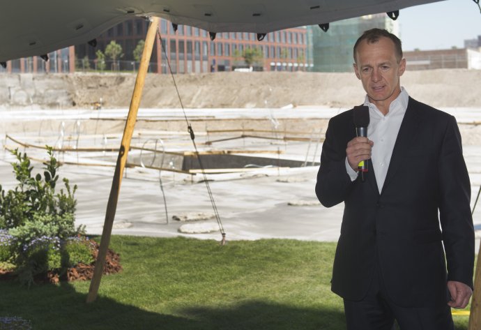 Jozef Oravkin pri poklepávaní základného kameňa projektu Sky Park. Foto - TASR