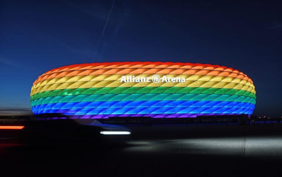 Na archívnej snímke z 9. júla 2016 je štadión Allianz Arena v Mníchove osvetlený v dúhových farbách. Foto - TASR/AP