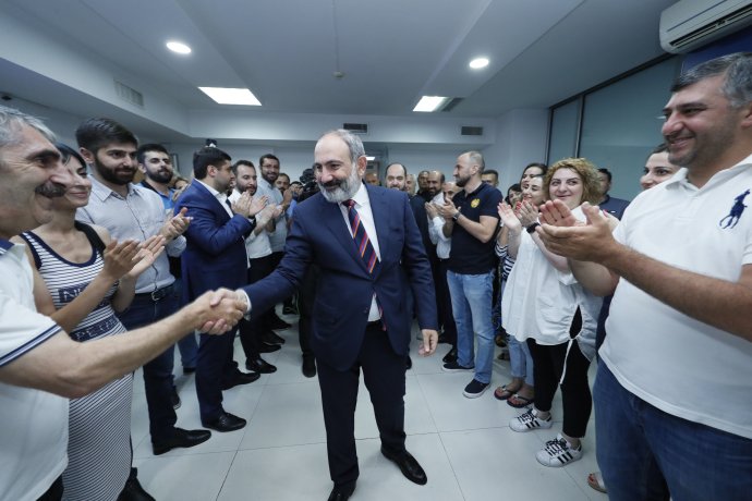 Arménsky premiér Nikol Pašinjan su nateraz môže vydýchnuť. Náhorný Karabach však po prehratej vojne vyriešený stále nemá. Foto - TASR/AP