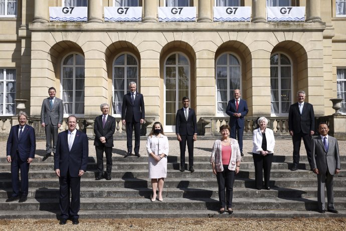 Ministri financií skupiny G7 pózujú pred samitom lídrov G7 v Londýne 5. júna 2021. Foto – TASR/AP