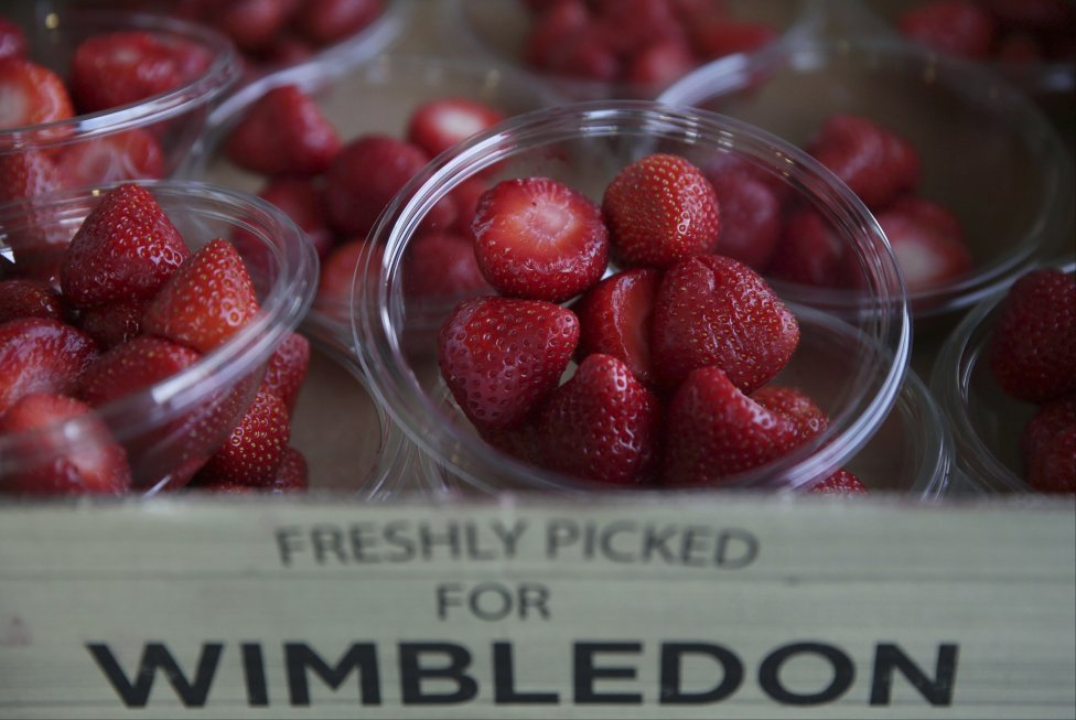 Wimbledon je známy aj tradičným jedlom - jahodami so šľahačkou. Foto - TASR/AP