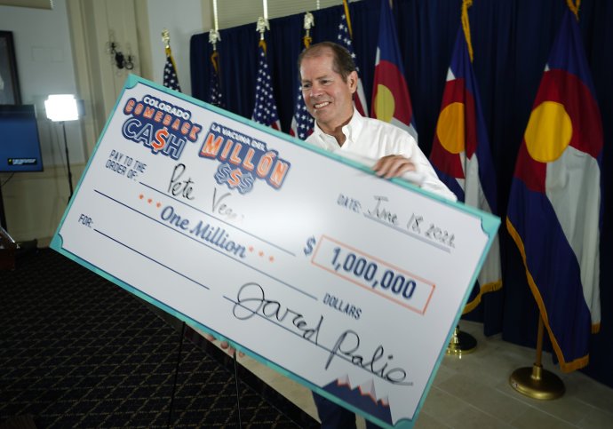Peter Vegas z Boulderu v Colorade po tom, ako vyhral milión dolárov v očkovacej lotérii. Foto - TASR/AP